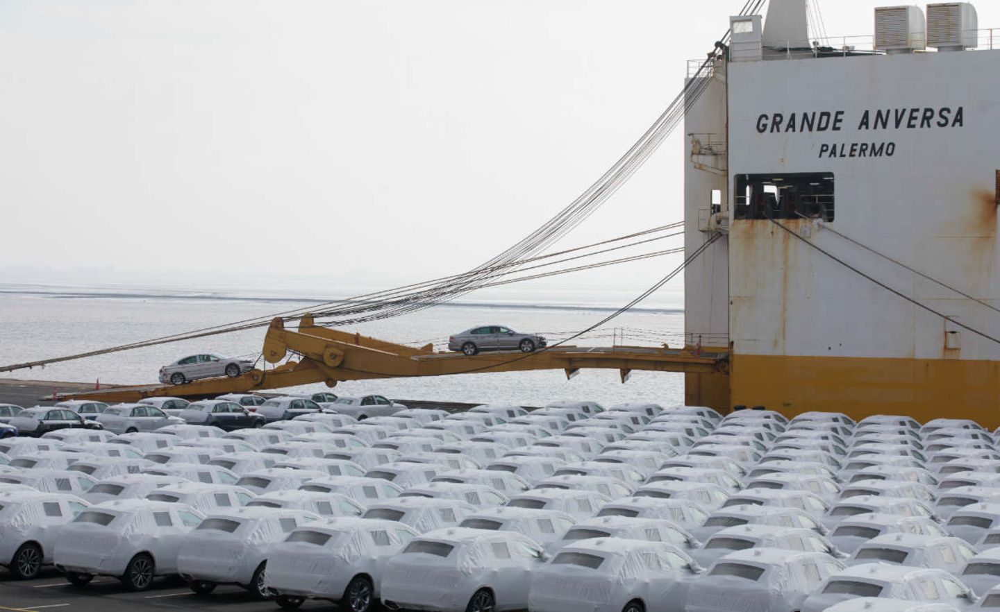 Audi Fahrzeuge des Volkswagen Konzerns werden im Hafen von Emden verschifft