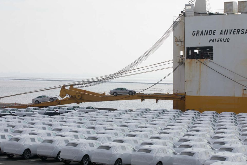 Audi Fahrzeuge des Volkswagen Konzerns werden im Hafen von Emden verschifft