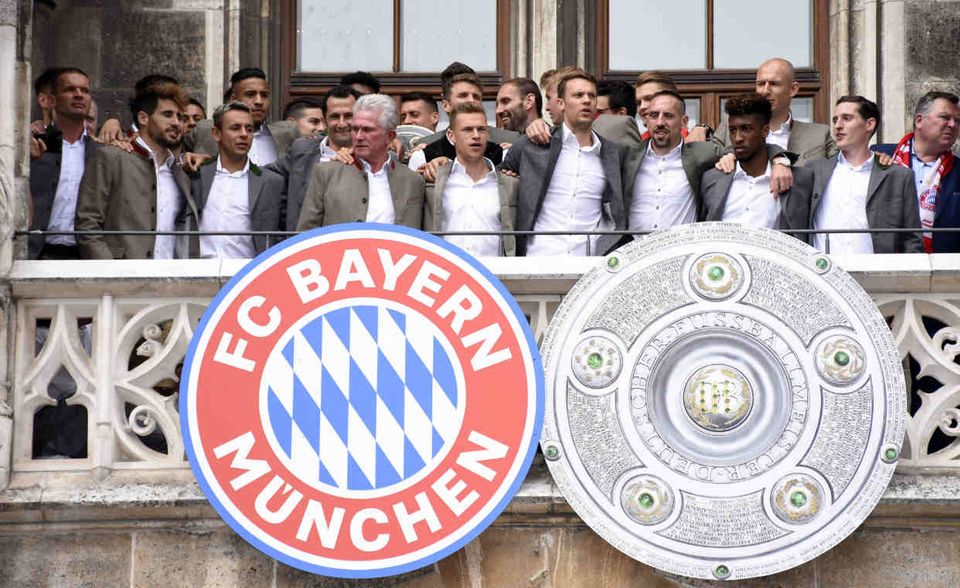 #4 Bayern München: Fast auf das Treppchen der wertvollsten Vereine und zugleich zum mit weitem Abstand teuersten Verein Deutschlands hat es der deutsche Meister aus München gebracht. In der aktuellen Saison konnte man nur einen Titel verbuchen. Das ist für das Selbstverständnis der Bayern zu wenig. In der kommenden Saison soll ausgerechnet Niko Kovac, der mit seinen Frankfurtern den Bayern den DFB-Pokal wegschnappte, das Training übernehmen. Unternehmenswert: 2,6 Mrd. Euro