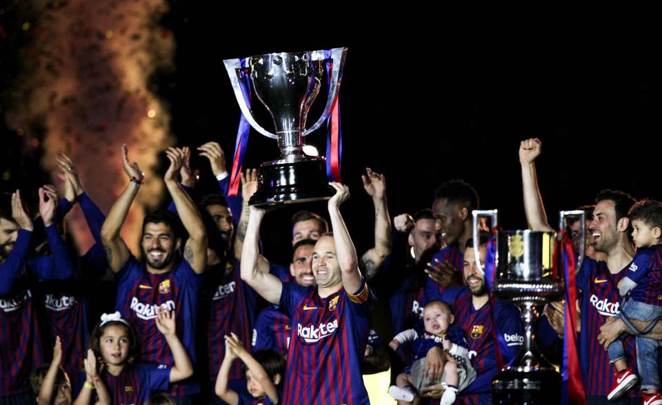 #3 FC Barcelona: Der Club hat in der Kategorie Mannschaftswert die Grenze von einer Milliarde geknackt: 1,05 Mrd. Euro ist das Team um Lionel Messi, Phillipe Coutinho und Ousmane Dembele derzeit wert. In Spanien wurde die Meisterschaft ohne größere Schwierigkeiten gewonnen. In der Champions League musste man sich jedoch nach einem dramatischen Viertelfinalrückspiel gegen den AS Rom verabschieden. Der Unternehmenswert steigt im Vergleich zum Vorjahr um ein Prozent auf 2,8 Mrd. Euro