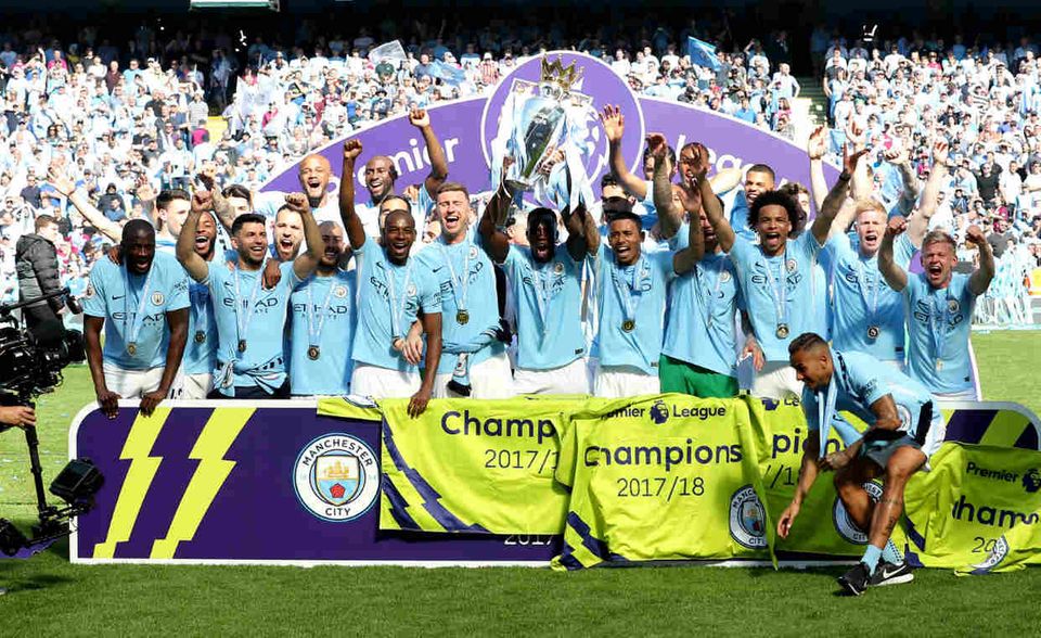 #5 Manchester City: Die Mannschaft von Pep Guardiola hat dieses Jahr die Premier League souverän gewonnen. In der Champions League mussten sich die „Citizens“ dagegen im Viertelfinale Jürgen Klopps Liverpoolern geschlagen geben. Mit Leroy Sane spielt einer der teuersten deutschen Spieler in den Reihen der Engländer. Mehrheitseigentümer der City Football Group ist die Abu Dhabi United Group. Unternehmenswert: 2,2 Milliarden Euro