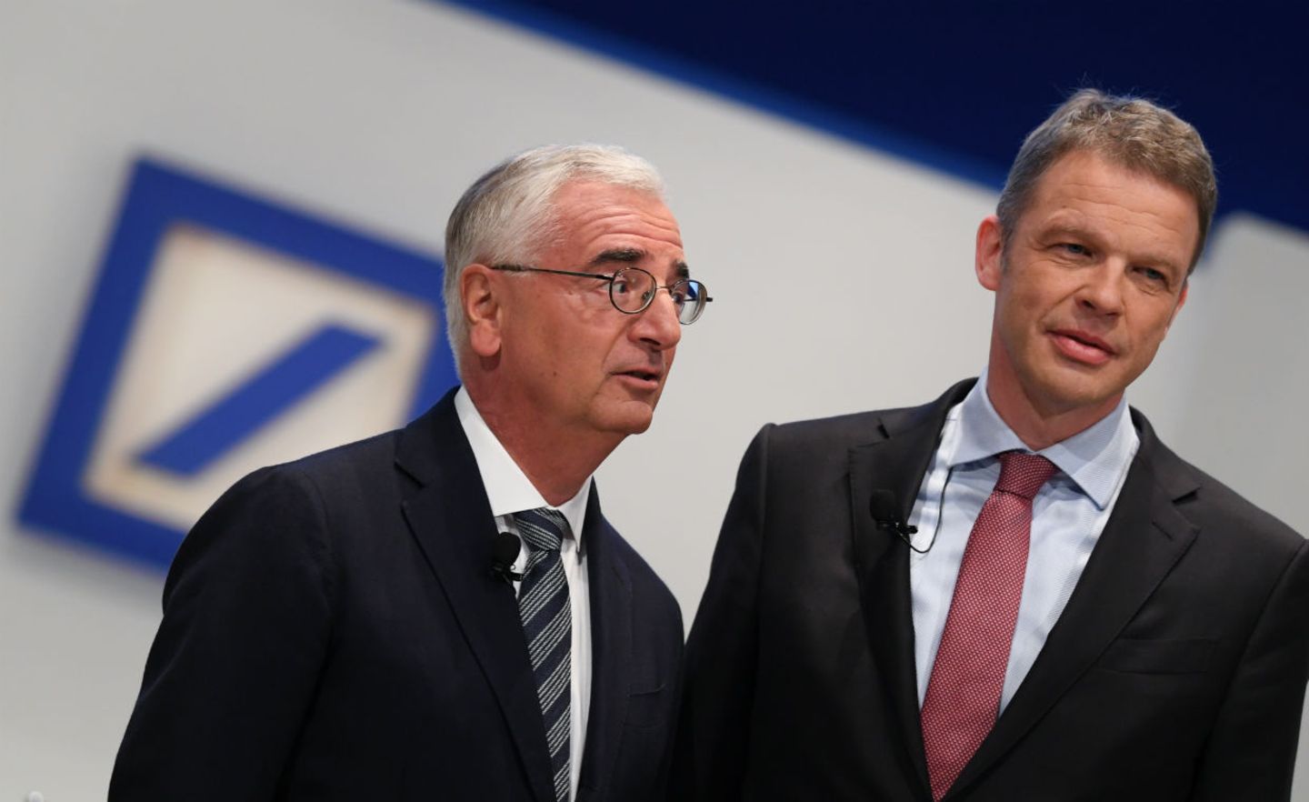 Christian Sewing (r), Vorstandsvorsitzender der Deutschen Bank, und der Aufsichtsratsvorsitzende Paul Achleitner bei der Hauptversammlung der Deutschen Bank in der Frankfurter Festhalle 2018