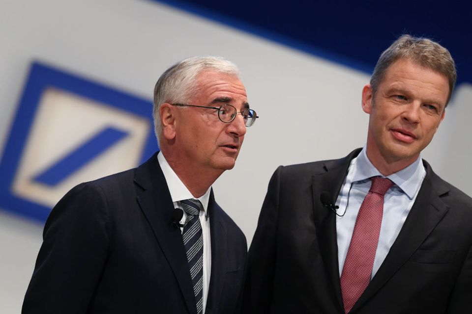 Christian Sewing (r), Vorstandsvorsitzender der Deutschen Bank, und der Aufsichtsratsvorsitzende Paul Achleitner bei der Hauptversammlung der Deutschen Bank in der Frankfurter Festhalle 2018