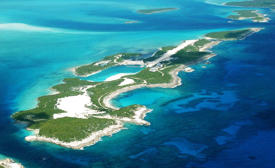 #3: Cave Cay, Bahamas: Auf dieser Insel ist schon fast alles da: ein Tiefwasserhafen, eine Landebahn für Flugzeuge, eine möblierte Villa und eine kleine Hotelanlage. Die etwa 90 Hektar große Insel versorgt sich durch Generatoren auch noch selbst mit Wasser und Strom. 60 Millionen Dollar investiert der zukünftige Käufer in dieses kleine Paradies.