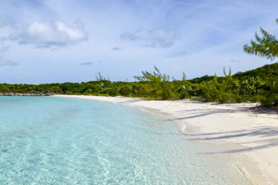 Nichts als Strand und türkisblaue Wellen: Die Insel Halls Pond Cay der Bahamas ist ein Kleinod