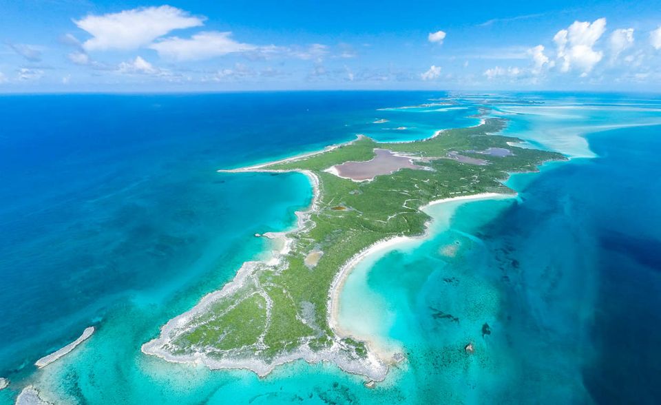 #2: Halls Pond Cay, Bahamas: 186 Hektar unberührte Natur liegen vor einem. Die kosten zwar stolze 75 Millionen Dollar, aber dafür kann man sein ganz eigenes Paradies auf der Insel in der Karibik errichten. Ganze 12 weiße Sandstrände warten hier auf Urlauber.