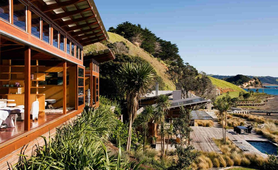 #8: Motukawaiti Island, Neuseeland (Foto 2): Neben dem Inselhaus gibt es noch weitere Gebäude, darunter eine Lounge mit Spa-Bereich und mehrere Terrassen. Allerdings sind die Fotos nicht die aktuellsten. Die Besitzer haben das Eiland vor einiger Zeit verlassen, man müsste also vor dem Einzug ein paar Wollmäuse jagen.