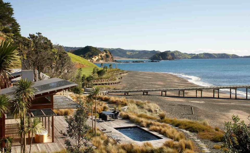 #8: Motukawaiti Island, Neuseeland (Foto 1): Von dieser Insel müssen wir Ihnen gleich zwei Fotos zeigen. Denn für 16 Millionen Dollar erhält man nicht bloß das 37 Hektar große Eiland. Sondern auch ein luxuriöses Inselhaus mit Veranda und Pool. Von da lassen sich Sonnenuntergänge bestimmt genießen.
