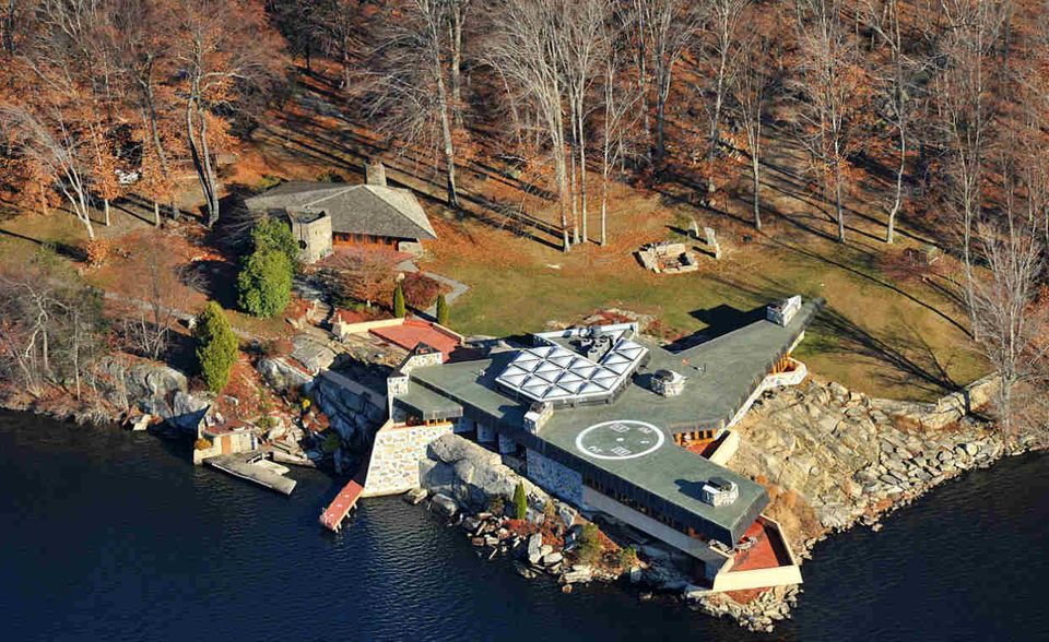 #9: Petra Island, USA/New York: Eine Autostunde von Manhattan entfernt liegt dieses private Anwesen auf Petra Island im Mahopac See. Für etwa 15 Millionen Dollar erhält man nicht bloß das grüne Kleinod, sondern auch ein von Frank Lloyd Wright designtes Herrenhaus. Achja, ein Gästehaus sowie Teehaus, eine Helikopter-Landeplatz und ein Pier.