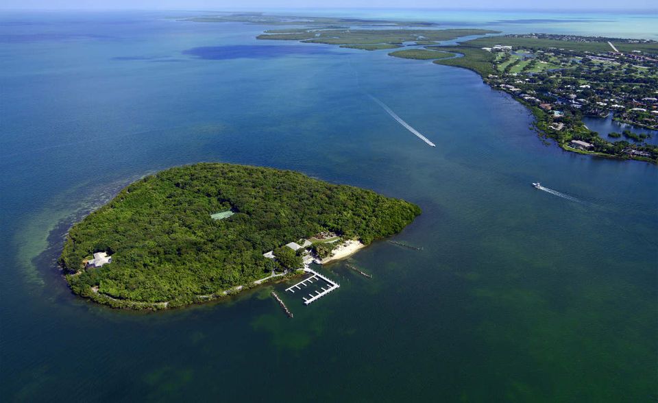 #1: Pumpkin Key, USA/Florida: Diese Trauminsel kostet etwa 95 Millionen Dollar. Das über 10 Hektar große Eiland liegt in der Nähe von Miami, in den Florida Keys. Auf der Insel befinden sich bereits eine Villa mit drei Schlaf- und Badezimmern, zwei Cottages und ein Bootsanleger. Und: von einer Hängematte am eigenen Strand lassen sich Sonnenuntergänge ganz ungestört bestaunen.