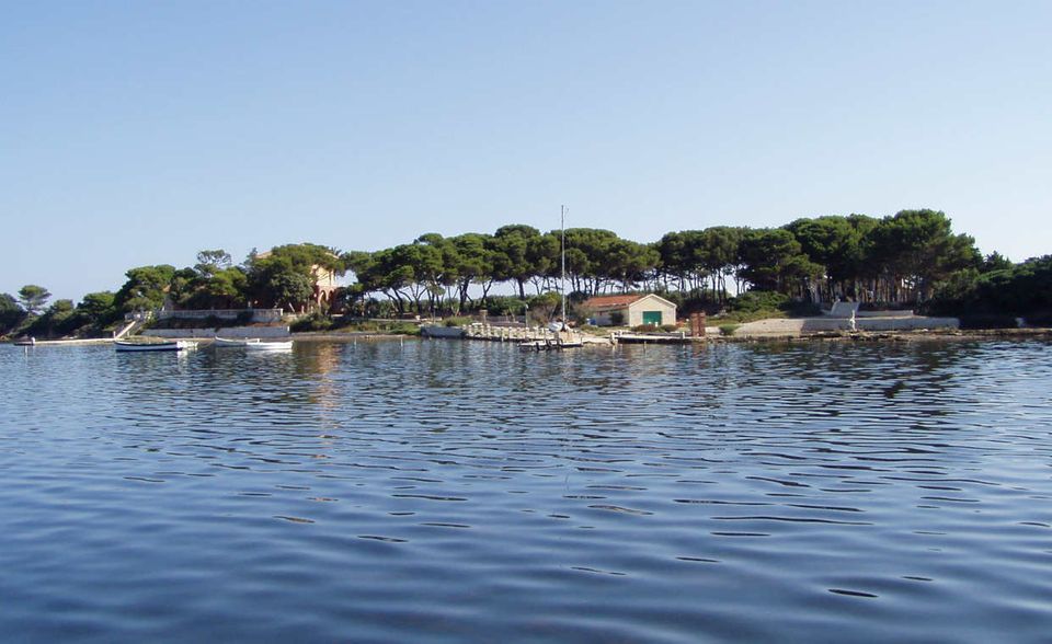 #7: Santa Maria Island, Italien: Wer aus Europa einen nicht ganz so langen Weg zu seinem Urlaubsparadies zurücklegen will, der sollte sich diese Insel genauer ansehen: Direkt vor der westlichen Spitze Siziliens gelegen kann man auf dem 11 Hektor großen Eiland unter Pinienbäumen relaxen und eigenes Olivenöl produzieren. Für die 17 Millionen Euro gibt es nämlich auch einen Olivenhain.