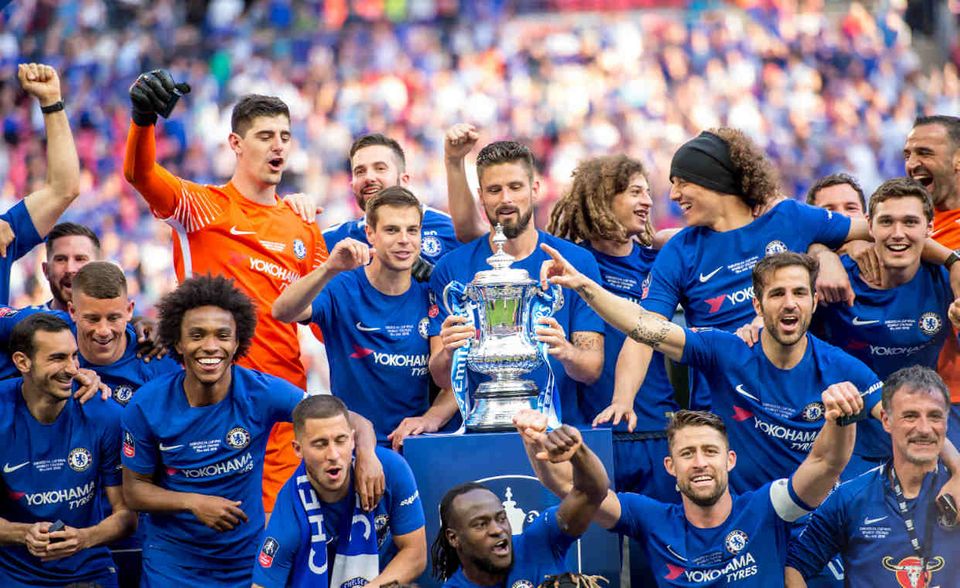 #7 Chelsea Football Club: Seit Jahren ist das Team für seinen defensiven Fußballstil bekannt. Im letzten Jahr wurde die Mannschaft von Trainer Antonio Conte englischer Meister. In diesem Jahr, reichte es nach einem schwachen Saisonbeginn nur für Platz fünf. Der teuerste Spieler der „Blues“ ist der Belgier Eden Hazard mit einem Marktwert von 100 Mio. Euro. Eigentümer des Vereins ist der russische Oligarch Roman Abramowitsch. Unternehmenswert: 1,8 Mrd. Euro