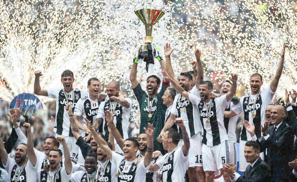 #9 Juventus Turin: Der Rekordmeister der Serie A ist der einzige Vertreter aus Italien. Auch dieses Jahr gewann die „Alte Dame“ wieder den Titel. Insbesondere die Offensive ist das Prunkstück der Norditaliener. Weltklasse-Spieler wie Paulo Dybala, Douglas Costa und Gonzalo Higuain treiben den Marktwert der Mannschaft in die Höhe. Kontrolliert wird der Club von der italienischen Unternehmerfamilie Agnelli, die über die Investmentgesellschaft Exor die Mehrheit am Fußballunternehmen Juventus hält. Unternehmenswert: 1,3 Mrd. Euro