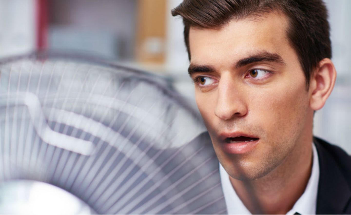 Wenn die Hitze im Büro unerträglich wird, leidet das Betriebsklima