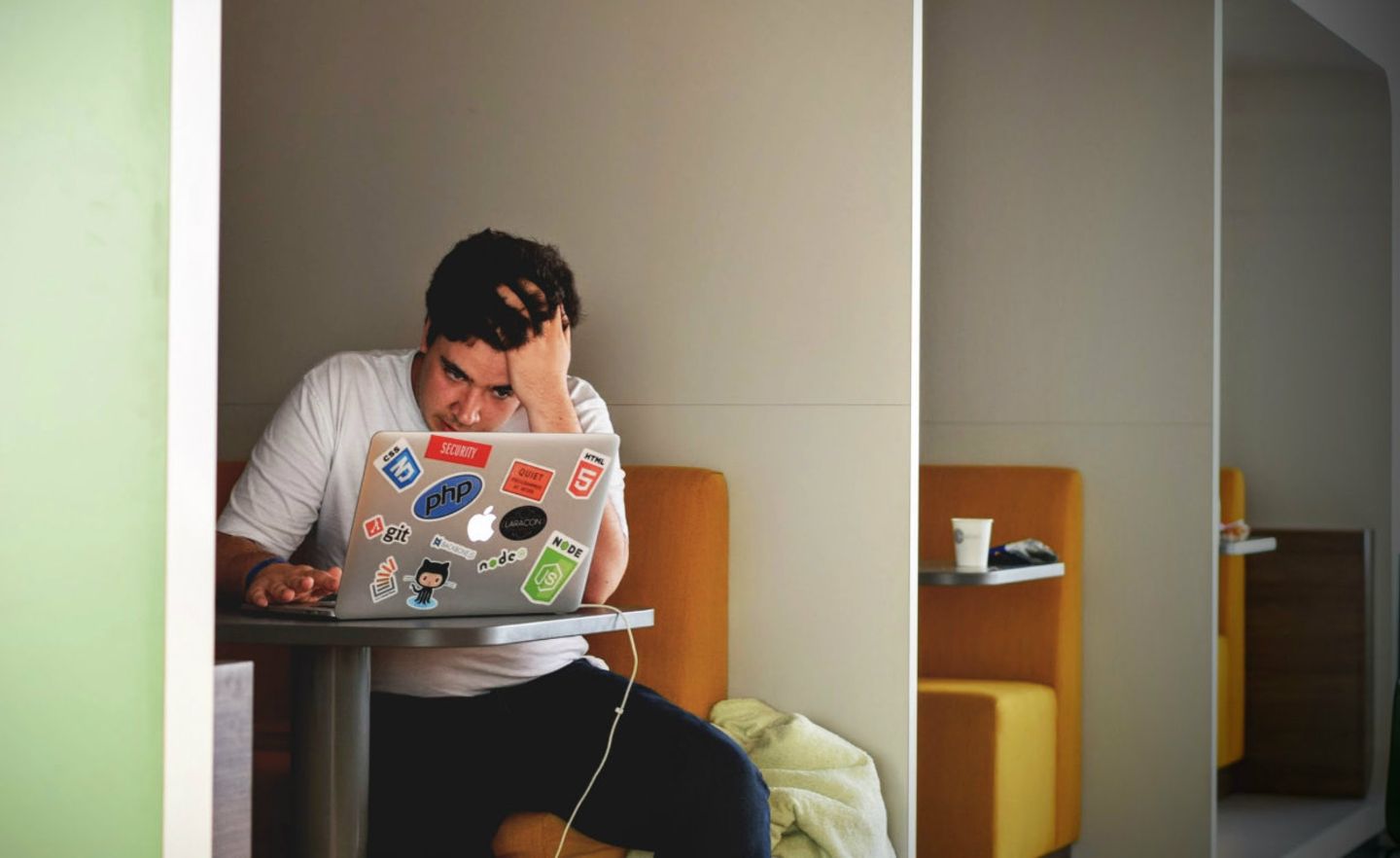 Symbolbild: Junger Mann schaut verzweifelt auf seinen Laptop