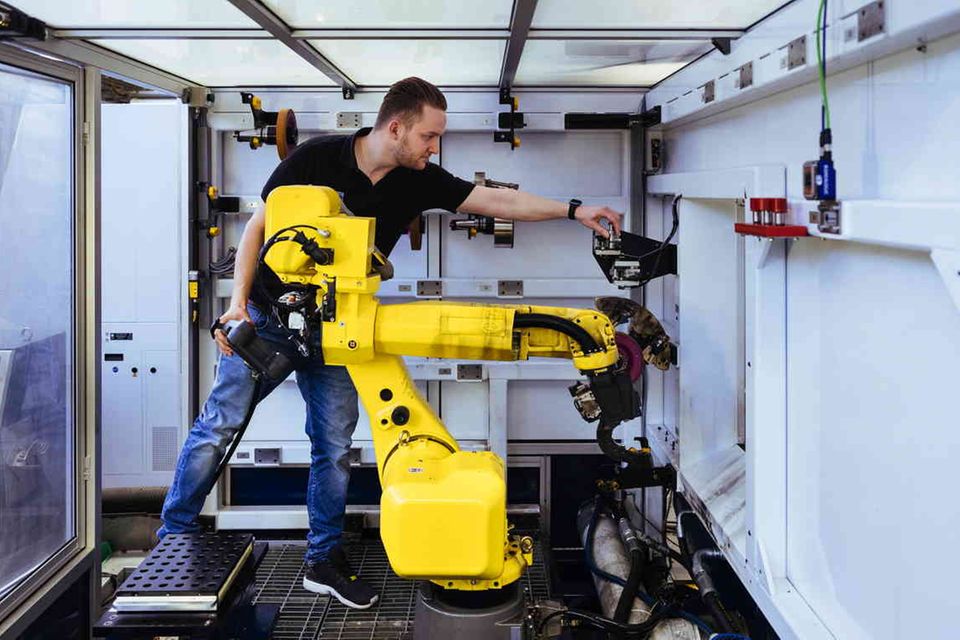Mensch und Maschine: Zwei Trumpf-Mit­arbeiter legen in der Stanzwerkzeugproduktion in Gerlingen Hand an