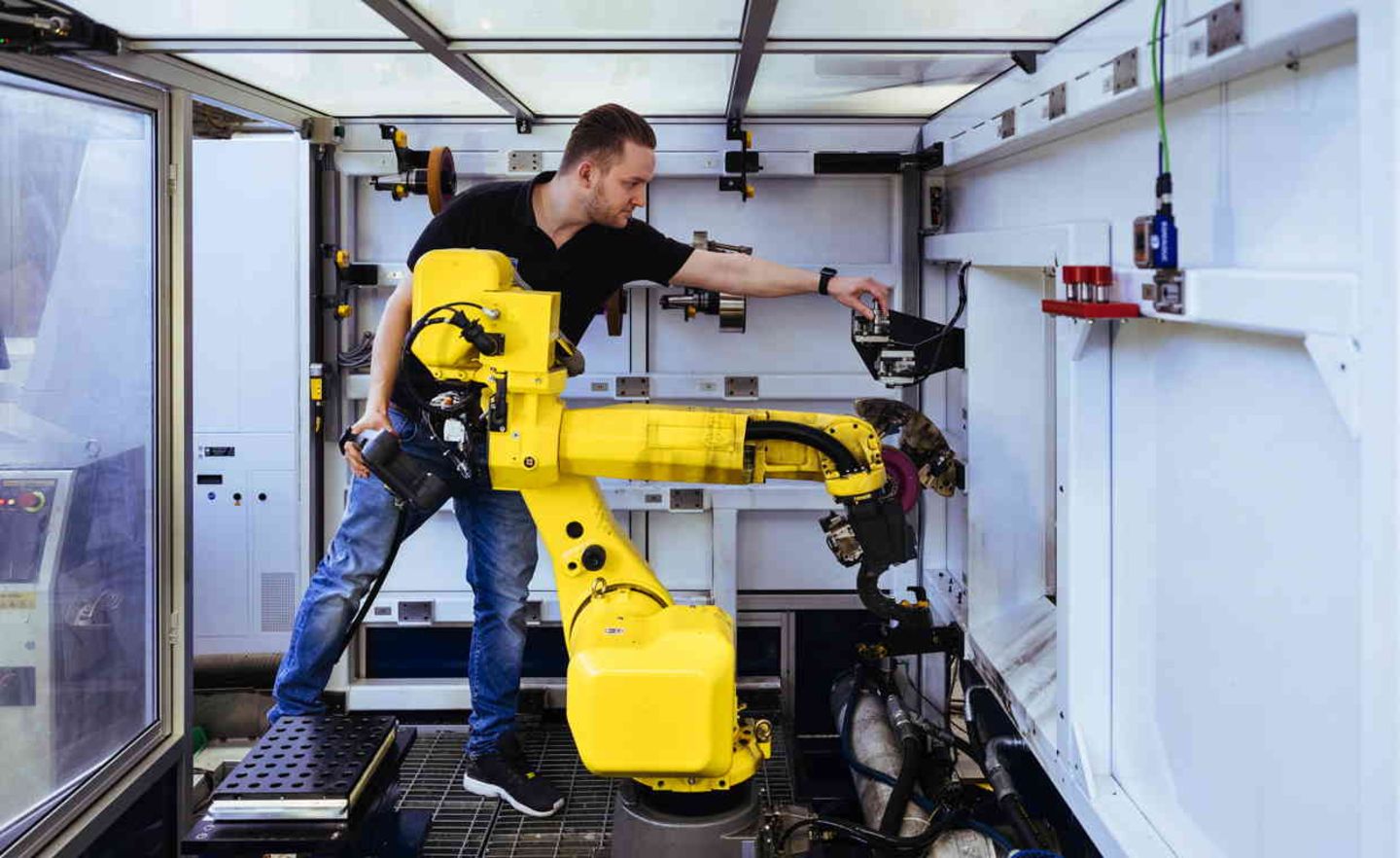 Mensch und Maschine: Zwei Trumpf-Mit­arbeiter legen in der Stanzwerkzeugproduktion in Gerlingen Hand an