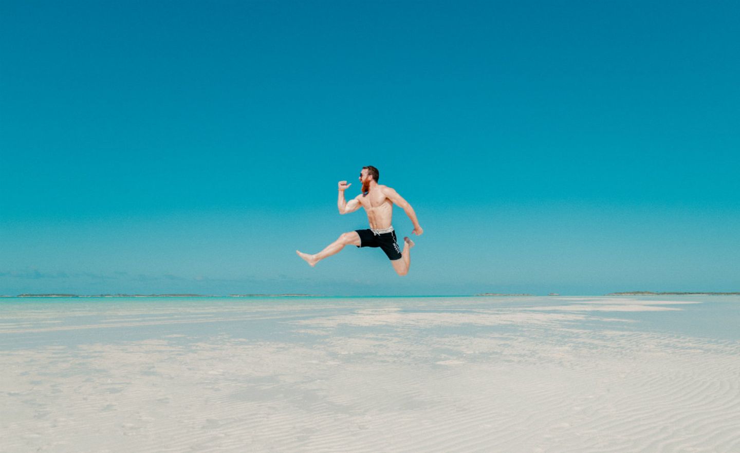 Symbolbild: Was man bei Hitze am Strand trägt, ist klar. Aber taugen Shorts auch als Businessmode?