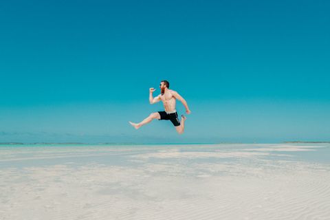 Symbolbild: Was man bei Hitze am Strand trägt, ist klar. Aber taugen Shorts auch als Businessmode?
