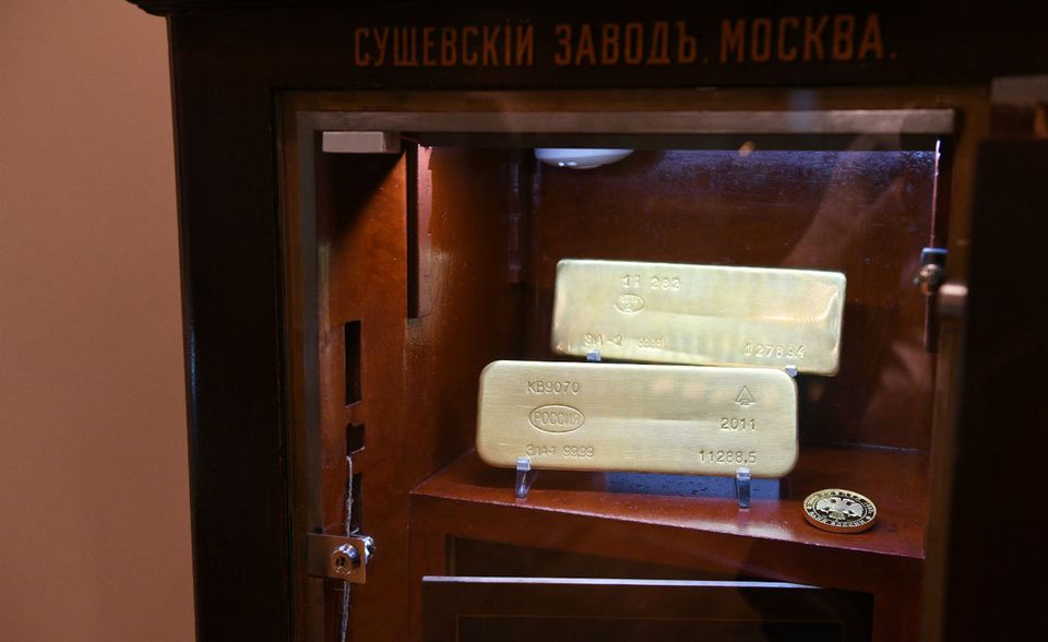 Russland hat in den vergangenen Jahren seine Goldreserven erheblich aufgestockt. Ende 2017 waren es 1828 Tonnen, Mitte 2020 sind es schon knapp 2300 Tonnen. Allerdings hat sich das Wachstum verlangsamt: In diesem Jahr haben die Russen ihre Reserven bisher nur um 28 Tonnen aufgestockt, 2019 waren es im Gesamtjahr rund 158 Tonnen und 2018 sogar etwas mehr als 274 Tonnen.