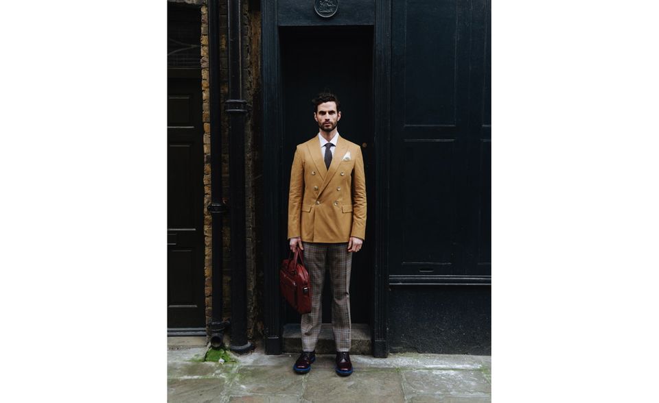 GUCCI Pants & Sweater w/ HACKETT LONDON Hemd & LOUIS VUITTON Sneaker