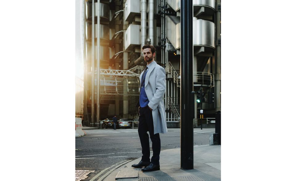 Mantel: Salvatore Ferragamo, circa 1430 Euro; Sakko (Teil eines Anzugs) und Hose: Canali, circa 1 240 Euro bzw. 220 Euro; Hemd: Etro, circa 225 Euro; Krawatte: Giorgio Armani, circa 135 Euro; Socken: Falke „Airport“, circa 20 Euro. Schuhe: Louis Vuitton, circa 650 Euro