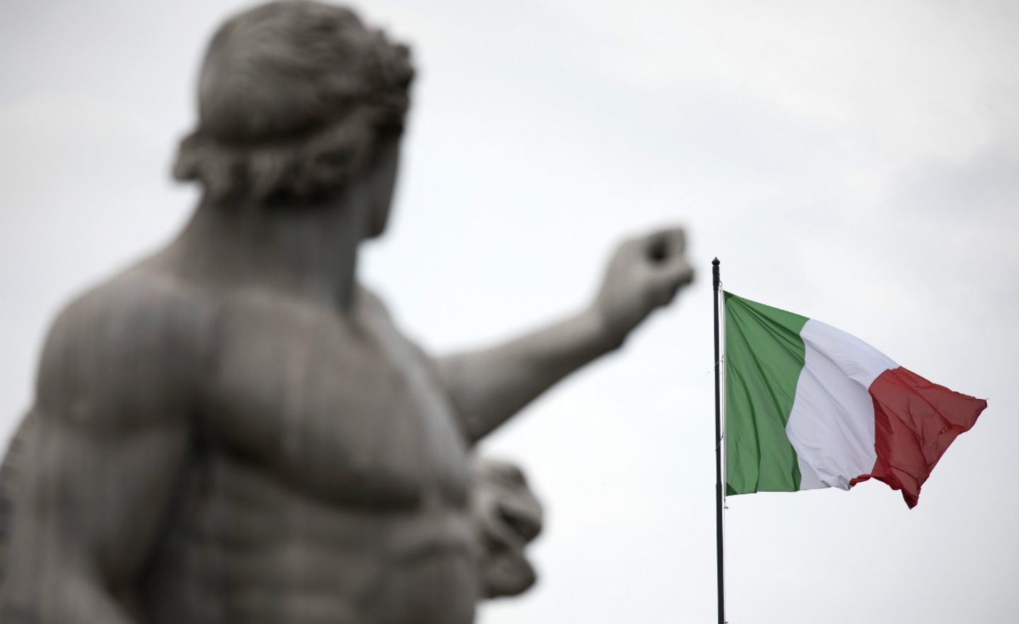 Die italienische Flagge weht auf dem Quirinalspalast