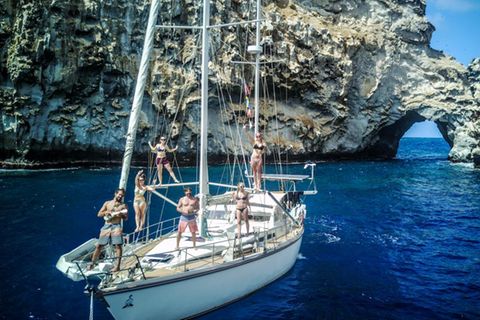 Die SV Delos vor der Atlantikinsel Ascension. Von links: Brady Trautman, die Britin Liz, Lisa aus Österreich, Brian Trautman, seine Freundin Karen und Alex aus den USA