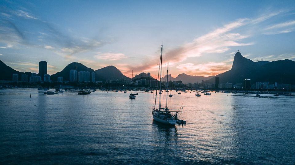 BILD Nach neun Jahren wieder zurück auf dem amerikanischen Kontinent. Die SV Deos vor dem Panorama von Rio de Janeiro