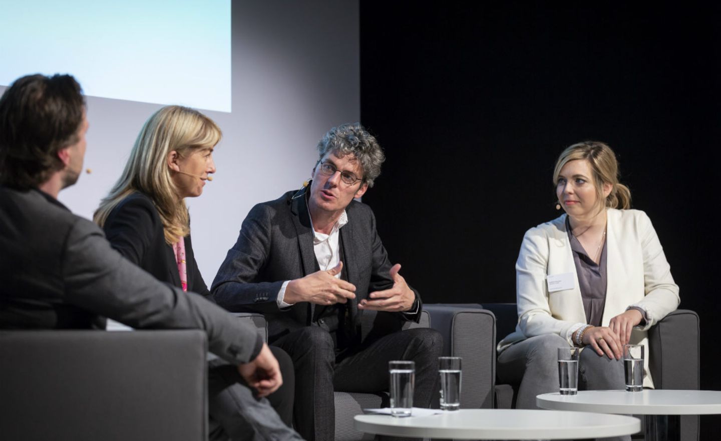Jan Evers in einer Diskussion mit KfW-Vorstandsmitglied Ingrid Hengster (l.) und Kathrin Kistner (r.) Gründerin der Qualitize GmbH.