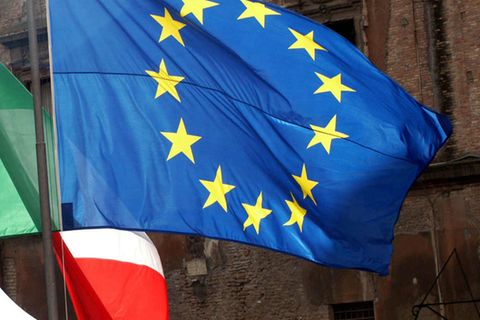 Symbolbild: EU-Falle und Italiens Flagge