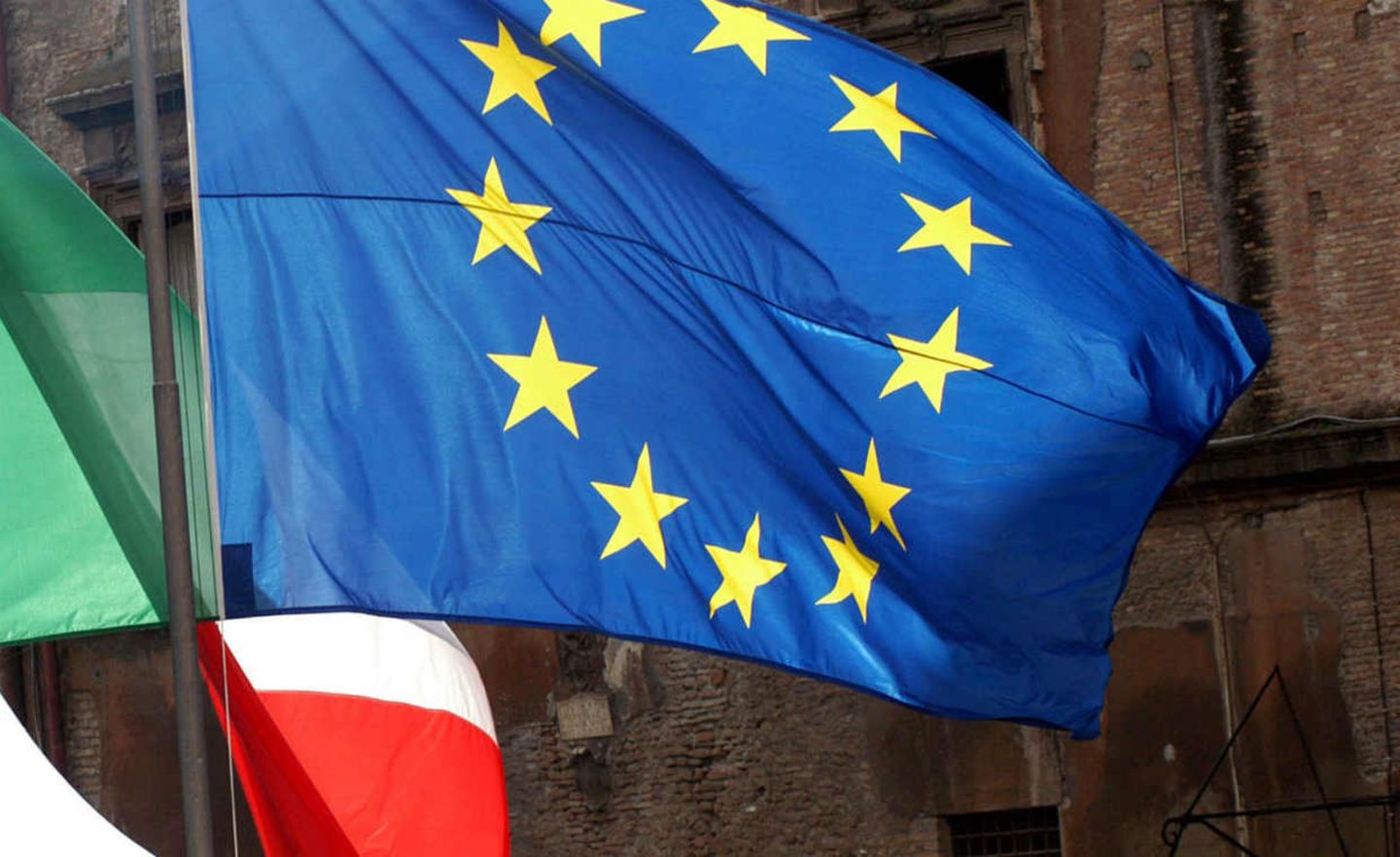 Symbolbild: EU-Falle und Italiens Flagge