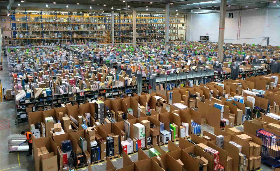 #8 Amazon: Im Vergleich zum Vorjahr konnte Amazon seinen Umsatz um 30 Prozent erhöhen. Kein anderes Unternehmen hat derart hohe Wachstumszahlen. Circa 178 Mrd. US-Dollar hat das Unternehmen mit Sitz in Seattle 2017 umgesetzt. Der Gewinn von 3 Mrd. US-Dollar ist gemessen am Umsatz jedoch ausbaufähig. Die Gewinnquote beträgt gerade mal 1,7 Prozent.
