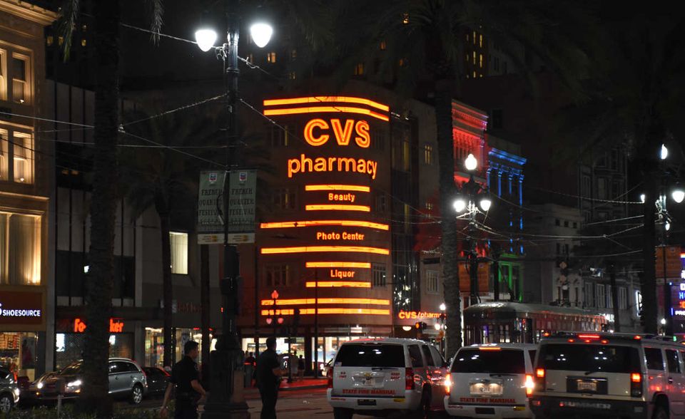 #7 CVS Health: Der Pharmahändler feiert dieses Jahr sein 55-jähriges Bestehen. In den knapp 8000 Filialen wurden bis Ende 2014 sogar Zigaretten verkauft. Das ließe sich nicht mit den Grundsätzen von CVS vereinbaren, so der CEO Larry Merlo. Trotz der daraus folgenden Umsatzeinbußen, ist CVS eines der größten Unternehmen der USA. Im vergangenen Jahr betrug der Umsatz 185 Mrd. US-Dollar.