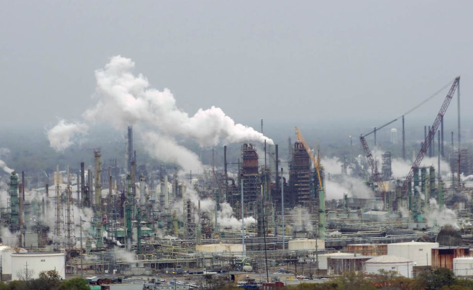 #2 Exxon Mobil: Der Mineralölkonzern machte im vergangenen Jahr einen gewaltigen Sprung nach vorne. Der Umsatz stieg um 17,5 Prozent auf 244 Mrd. Dollar. Die Gewinne stiegen um ganze 151 Prozent auf 19,7 Mrd. Dollar. Nach jahrelanger Talfahrt des Ölpreises, zogen die Preise wieder an und bescherten dem Unternehmen aus Irving, Texas ein ertragreiches Geschäftsjahr 2017.