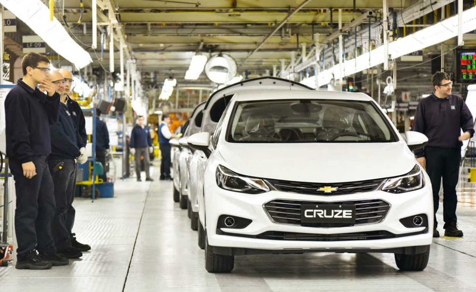 #10 General Motors: Knapp vor Ford hat es der Automobilkonzern in die Top-10 geschafft. Das Unternehmen mit Hauptsitz in Detroit verkörpert mit Marken wie Chevrolet, Hummer und Cadillac die amerikanische Automobilindustrie wie kein zweiter Anbieter. Der Umsatz liegt bei 157 Mrd. US-Dollar. Im heimischen Markt kommt der Konzern auf einen Marktanteil von etwa 18 Prozent. Die Zahlen des Rankings beziehen sich auf die Forbes Liste der größten amerikanischen Unternehmen.