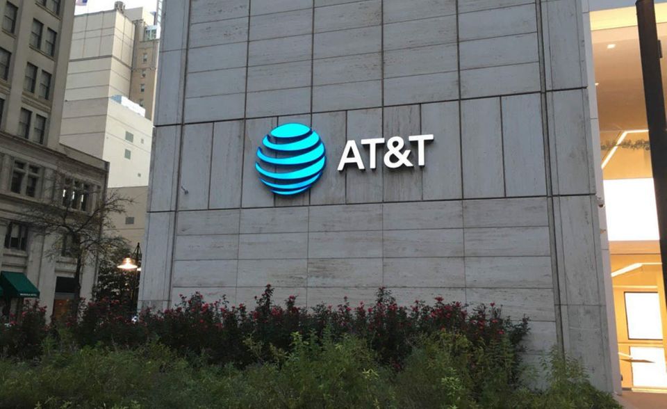 #9 AT&T: Auf 160 Mrd. US-Dollar beläuft sich der Umsatz des Telekommunikationskonzerns. Die ehemals größte Telefongesellschaft, die lange Jahre wie ein Monopolist auf dem amerikanischen Markt nach Belieben schaltete und waltete, ist in der Telekommunikationsbranche nach wie vor einer der größten Player weltweit. Das Unternehmenskürzel steht für „American Telephone and Telegraph Company“. Die Konzernzentrale befindet sich im texanischen Dallas.