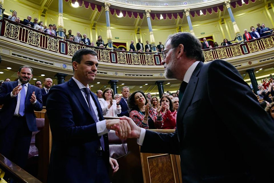 Und noch ein Regierungswechsel in der Euro-Zone: Spaniens bisheriger Premier Mariano Rajoy gratuliert seinem Nachfolger Pedro Sanchez nach einem Misstrauensvotum im Parlament