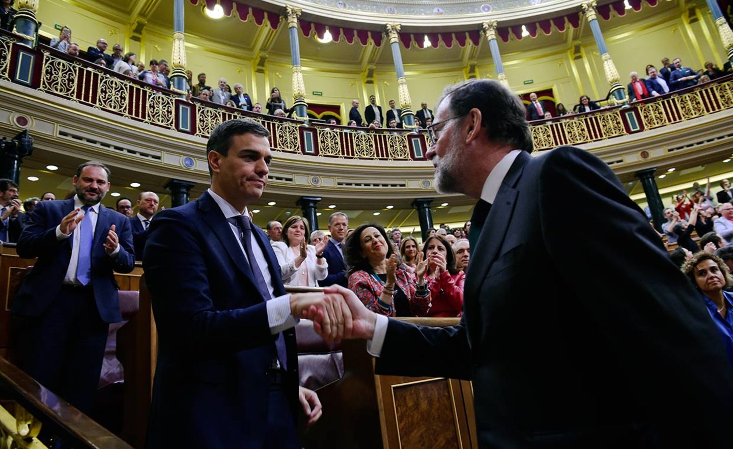 Und noch ein Regierungswechsel in der Euro-Zone: Spaniens bisheriger Premier Mariano Rajoy gratuliert seinem Nachfolger Pedro Sanchez nach einem Misstrauensvotum im Parlament