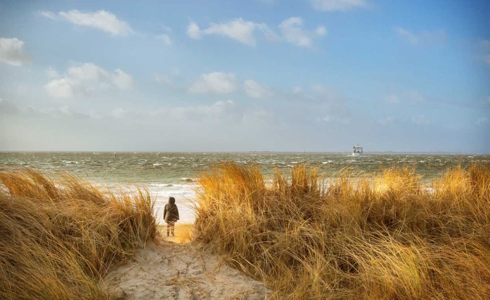 #1: Ostfriesische Inseln. Klar, wir hätten nun auch Sylt, Rügen oder Usedom zeigen können. Aber warum nicht mal nach Norderney fahren? Nach Langeoog, Borkum oder Juist? Mit dem Fischkutter raus fahren, Krabbenbrötchen essen, am Meer entlang radeln und den Sonnuntergang über dem Watt begucken? Geht alles hier.
