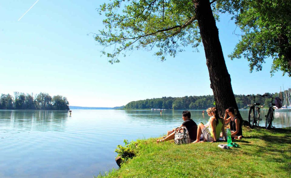 #6: Scharmützelsee. Eine Autostunde entfernt von Berlin streckt sich der Scharmützelsee, das märkische Meer aus. Dort lässt es sich hervorragend entspannen: saunieren mit Seeblick, Kanufahren oder Segeln, am See entlang wandern oder radeln.