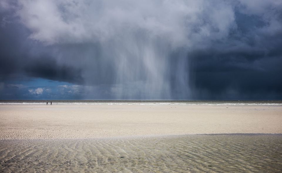 #3: St. Peter Ording. Wer sich doch nach Sand zwischen den Zehen sehnt statt Klettertour mit Bergpanorama, der ist hier gut aufgehoben. In St. Peter Ording an der Nordsee kann man über Dünen, Sandbänke und Watt spazieren. Und das bis zum Horizont. Der Strand ist zwölf Kilometer lang und zählt zum Nationalpark Schleswig-Holsteinisches Wattenmeer.