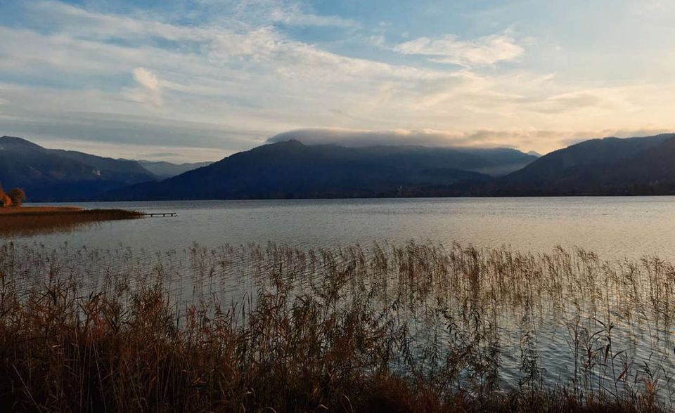 #8: Tegernsee. Schwimmen, segeln, surfen mit Berggipfel-Panorama, das geht im bayrischen Tegernsee. Im Sommer verwandelt sich die Gegend um den See nicht bloß in ein Outdoor-Paradies für Wasserfans, auch Wanderer und Radfahrer kommen auf ihre Kosten: Auf einem Wegenetz von 300 Kilometern lassen sich die Berge erkunden und der See von oben beschauen - vielleicht mit einem frischen Bier und einer Brotzeit?
