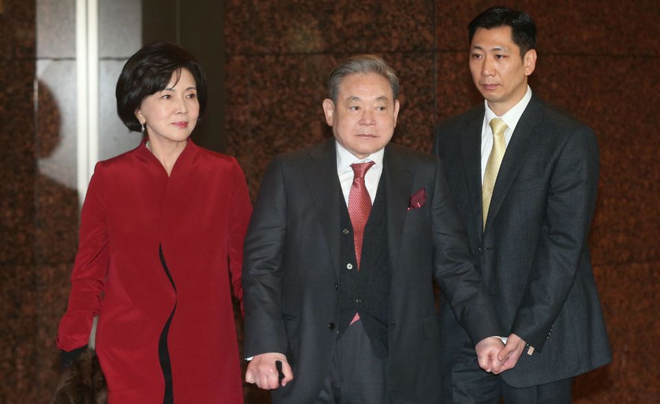 #2: Lee, Südkorea: Korruptionsskandale sind auch diesem Clan nicht fremd. Die Familie Lee verfügt laut „Forbes“ über ein Vermögen von 40,8 Milliarden Dollar. Fast die Hälfte stammt von der Samsung Group. Der Mischkonzern wurde 1938 von Lee Byung-chull als Lebensmittelhandelsgeschäft gegründet. Nach dem Tod des Patriarchen 1987 übernahm sein drittältester Sohn Lee Kun-hee den Vorsitz der Samsung Group. Er trat 2008 zurück, kurz darauf folgte eine Verurteilung wegen Korruption. Lee wurde aber von der südkoreanischen Regierung begnadigt.