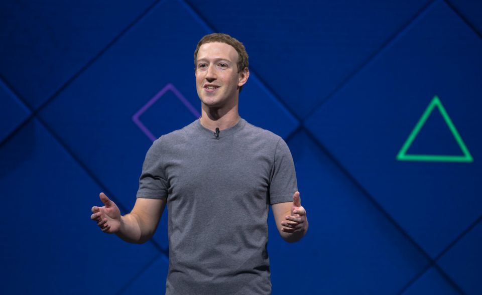 Weniger Markenkern, denn schlichtweg praktisch scheint die Büro-Uniform für Mark Zuckerberg zu sein. Der Facebook-Gründer (hier 2017 bei einer Rede vor Entwicklern) lässt sich auch mal im Anzug blicken. Etwa, wenn er wegen Datenklaus dem US-Kongress Rede und Antwort stehen muss. Ansonsten aber der Tech-Pionier mit Vorliebe seiner Uniform treu. Beweis fällig?