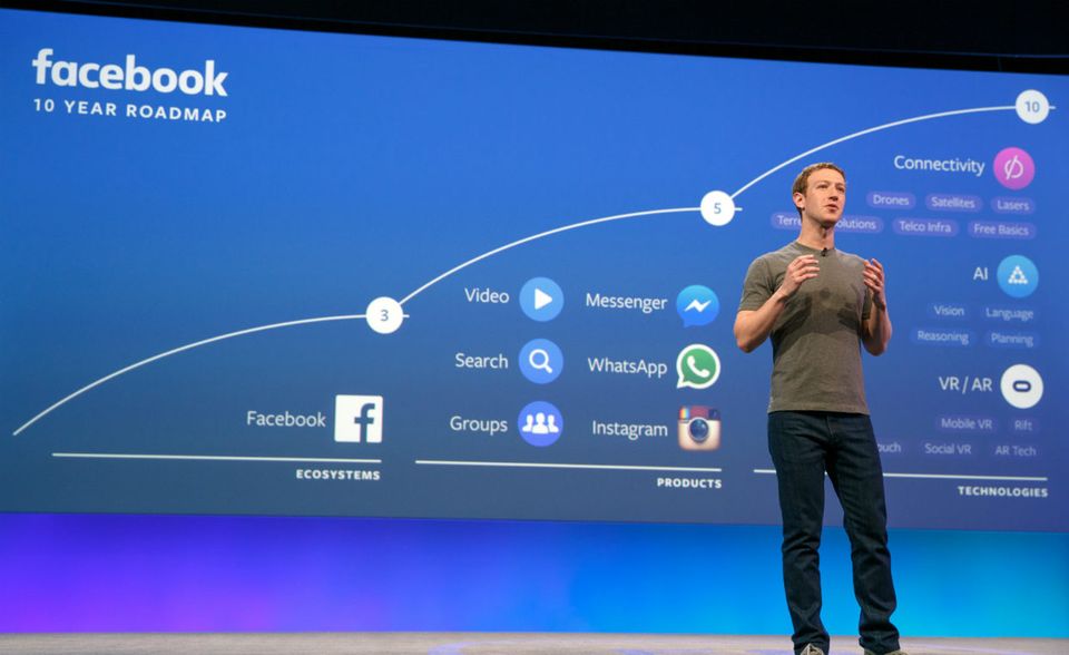 Businessmode: Der Scherz bringt den Grund für die Uniform auf den Punkt. Er wolle einfach keine Energie auf unnötige Entscheidungen verschwenden, begründete Zuckerberg 2014 seinen eintönigen Modestil. Stattdessen könnten alle Gedanken seiner Firma und der Community gelten. Das Foto zeigt Zuckerberg bei der Entwicklerkonferenz Facebook F8 2016. Der Scherz bringt den Grund für die Uniform auf den Punkt. Er wolle einfach keine Energie auf unnötige Entscheidungen verschwenden, begründete Zuckerberg 2014 seinen eintönigen Modestil. Stattdessen könnten alle Gedanken seiner Firma und der Community gelten. Das Foto zeigt Zuckerberg bei der Entwicklerkonferenz Facebook F8 2016.