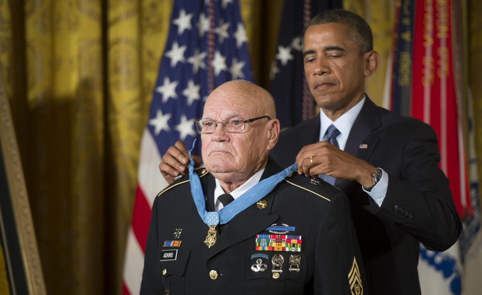 Businessmode: Laut Obama geht es bei der selbstgewählten Uniform nicht nur darum, die Quantität der täglich getroffenen Entscheidungen Grenzen zu setzen. Für ihn steigert der Verzicht auf originelle Outfits die Qualität seiner Urteilsfähigkeit insgesamt. „Man muss die Entscheidungsfindungsenergie bündeln“, mahnte Obama. Routine sei dabei der Schlüssel zum Erfolg – auch in Bezug auf die Bekleidung. „Man darf sich nicht den ganzen Tag von trivialen Dingen ablenken lassen.“ Laut Obama geht es bei der selbstgewählten Uniform nicht nur darum, die Quantität der täglich getroffenen Entscheidungen Grenzen zu setzen. Für ihn steigert der Verzicht auf originelle Outfits die Qualität seiner Urteilsfähigkeit insgesamt. „Man muss die Entscheidungsfindungsenergie bündeln“, mahnte Obama. Routine sei dabei der Schlüssel zum Erfolg – auch in Bezug auf die Bekleidung. „Man darf sich nicht den ganzen Tag von trivialen Dingen ablenken lassen.“