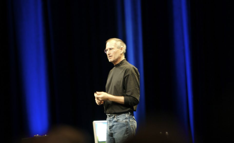 Steve Jobs in seinem typischen Outfit. Blue Jeans und ein schwarzes Oberteil, vorzugsweise der geliebte Rollkrangenpulli, gehörten einfach dazu, wenn der Apple-Gründer die neue Erfindung seiner Firma der Weltöffentlichkeit präsentierte.