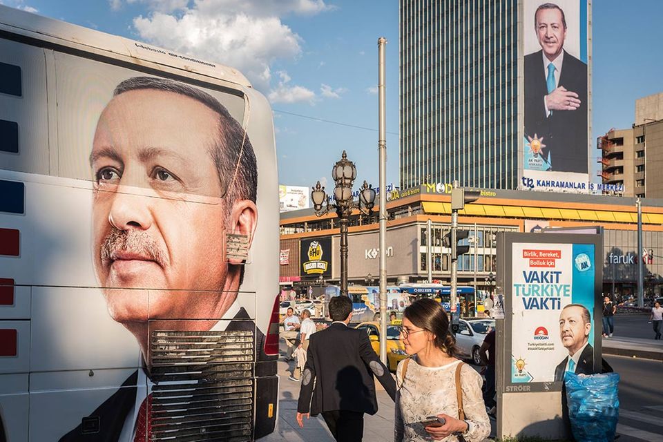 Überlebensgroß wirbt der türkische Präsident Recep Tayyip Erdogan von Plakaten für die Wiederwahl. Das Land wählt am 24. Juni ein neues Staatsoberhaupt und Parlament