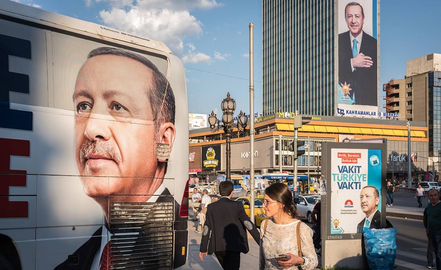 Überlebensgroß wirbt der türkische Präsident Recep Tayyip Erdogan von Plakaten für die Wiederwahl. Das Land wählt am 24. Juni ein neues Staatsoberhaupt und Parlament